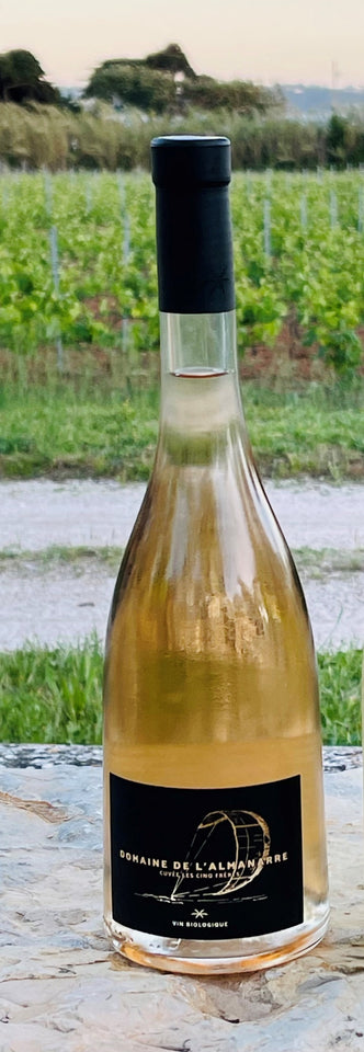 Vin de provence rosé bio, élevé au domaine de l'Alamnarre dans le Var, face à la mer près de la plage..